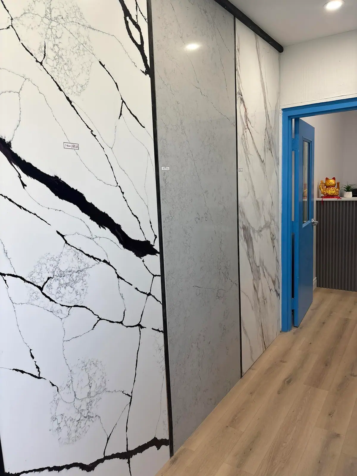 Black and white marble-pattern porcelain feature wall