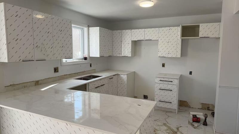 Wide quartz island in a newly finished kitchen
